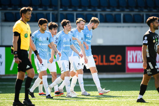 Gefles Leo Englund jublar med lagkamrater efter 3-1