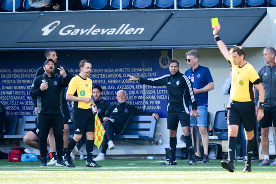 Gefles huvudtränare Mikael Bengtsson får gult kort av