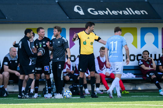 Örebros tränare Martin Broberg, Domare Magnus Lindgren