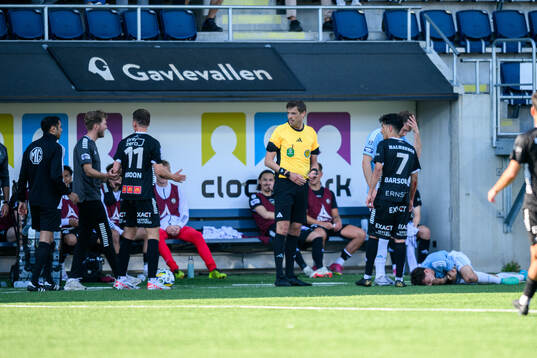 Örebros tränare Martin Broberg, Domare Magnus Lindgren, Gefles Leo Englund och Örebros Elias Barsoum