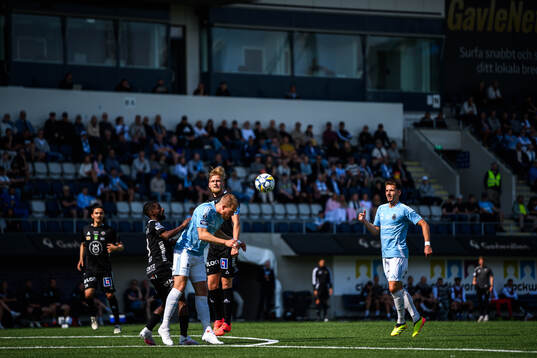 Örebros Mohammed Khalid Saeid och Karl Holmberg mot Gefles