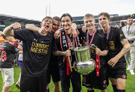  Kristoffer Olsson jublar med lagkamrater efter match.
[DK=20240526: 3F Superliga på MCH Arena i Herning - FC Midtjylland vs. Silkeborg IF - ]
[UK=20240526: 3F Superliga at MCH Arena in Herning - FC Midtjylland vs. Silkeborg IF - ]
