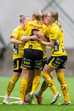 Elfsborgs spelare jublar efter 1-0 av Leann Nyström (skymd i bild)