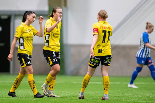 Elfsborgs Ellen Nilsson jublar med Izabella Bergström och Leann Nyström efter 2-0
