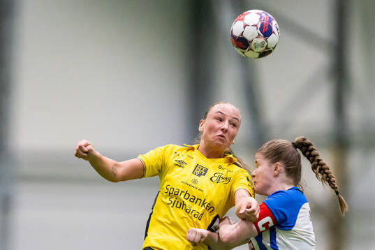 Elfsborgs Stina jensen och Segeltorps IFs Tilda Carlsson