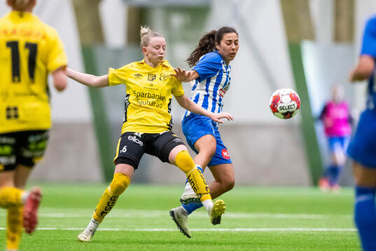 Elfsborgs Hanna Gunnarsson och Segeltorps IFs Isabelle Hanna