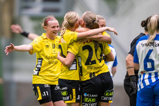 Elfsborgs spelare jublar efter att Stina jensen (rygg mot kameran) gjort 3-0