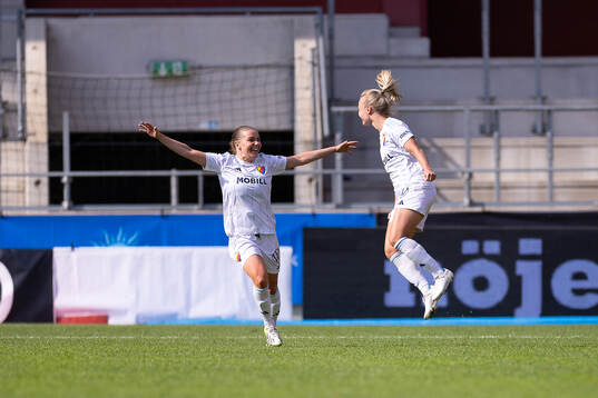 Djurgårdens Alexsandra Lobanova och Tove Almqvist jublar