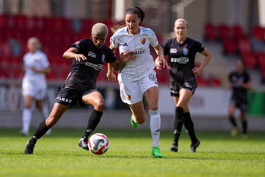 Växjö DFFs Eva Dessislava Dupuy och Djurgårdens Beata