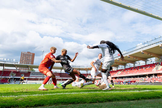 Växjö DFFs Eva Dessislava Dupuy mellan Djurgårdens