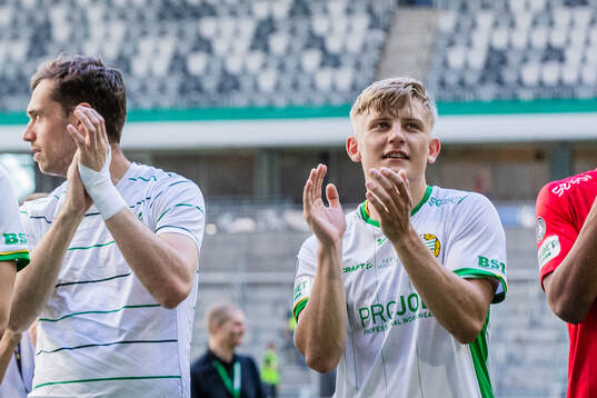 Hammarbys Dennis Collander applåderar publiken  efter