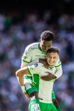 Hammarbys Viktor Djukanović jublar med Shaquille Pinas efter 3-0