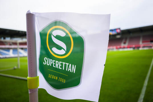 En hörnflagga med Superettans logotyp