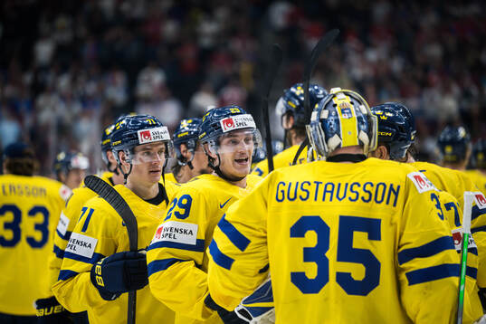 Pontus Holmberg and goaltender Filip Gustavsson celebrates