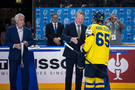 Erik Karlsson of Sweden receiving bronze medal