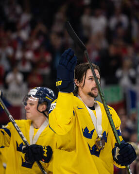 Erik Karlsson of Sweden with his bronze medal