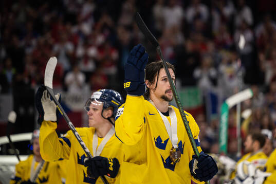 Erik Karlsson of Sweden with his bronze medal