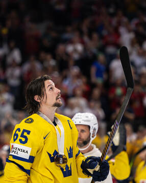 Erik Karlsson of Sweden with his bronze medal