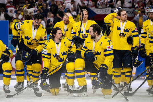 Erik Karlsson and Victor Hedman of Sweden gather for a team