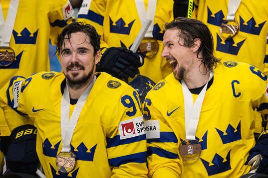 Marcus Johansson and Erik Karlsson of Sweden gather for a