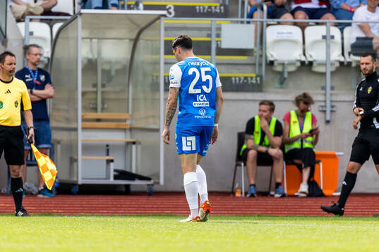 IK Oddevolds Kenan Mehovic lämnar planen efter att ha fått rött kort