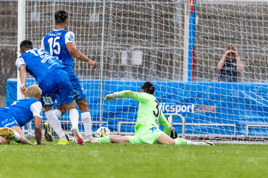 Östersunds Ali Suljic skjuter in 0-1 bakom IK Oddevolds
