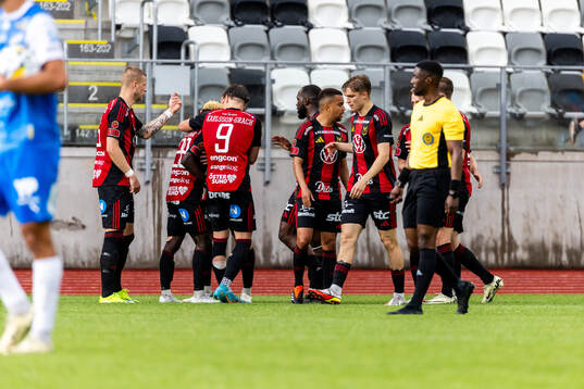 Östersunds Assiedou Yannick Armel Adjoumani har gjort 0-2 och jublar