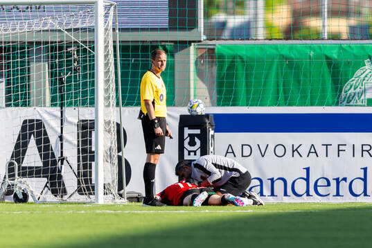 Brommapojkarnas Rasmus Örqvist  har ont