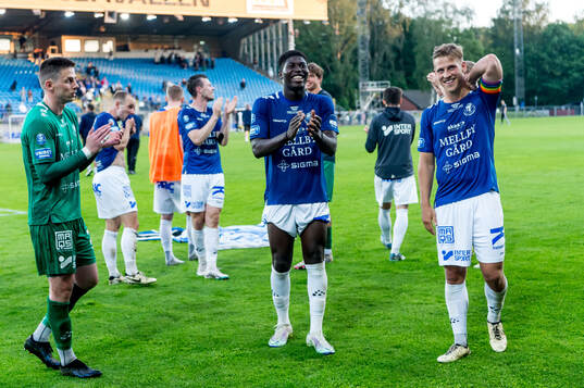 Trelleborgs målvakt Andreas Larsen, Abel Ogwuche och Tobias Karlsson jublar