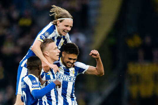 IFK Göteborgs Oscar Wendt jublar med Oscar Pettersson , Malick Junior Yalcouye och Thomas Santos efter 1-2