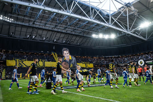 Kurt ”Kurre” Hamrin hyllas med ett tifo av AIKs