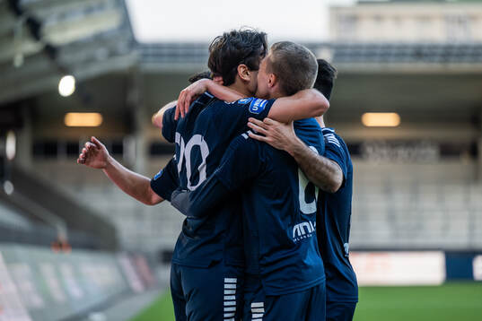 Utsiktens Filip Trpcevski jublar med lagkamrater efter att han gjort 1-0