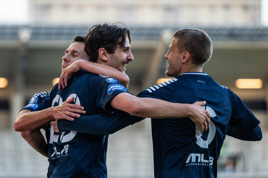 Utsiktens Filip Trpcevski jublar med Predrag Randelovic och