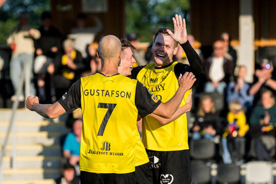 Mjällbys Viktor Gustafson, Elliot Stroud och Jacob Bergström jublar efter 2-0