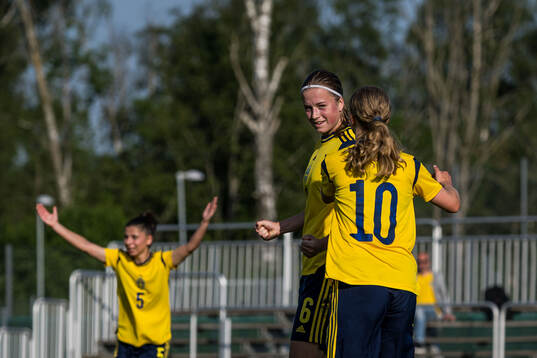 Emma Broddheimer and Hannah Sjödahl of Sweden celebrates after 2-1