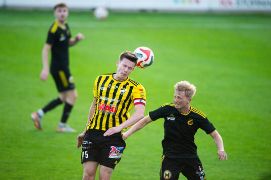 IFK Hässleholms Axel Henriksson och Röppes Albin Nyberg i matchen i div. 2  mellan IFK Hässleholm och Räooe i Hässleholm 31 maj 2024.
