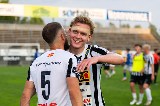 Landskronas Filip Sachpekidis och Melker Jonsson jublar efter slutsignalen