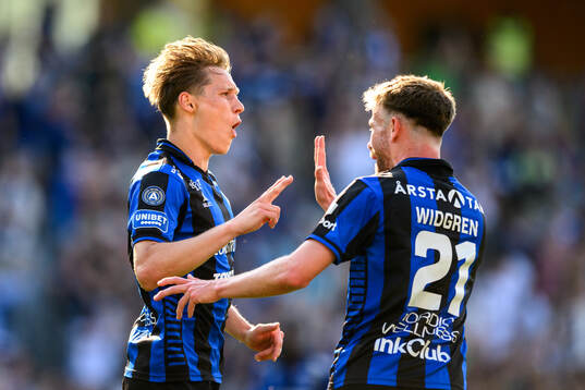 Sirius Marcus Lindberg jublar med Sirius Dennis Widgren efter 3-0