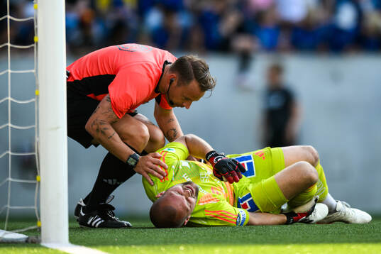 IFK Norrköpings målvakt Oscar Jansson har ont