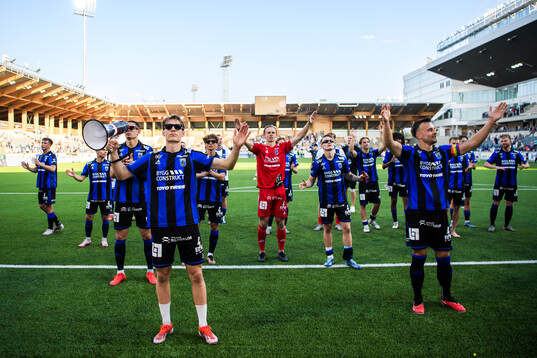 Sirius Marcus Lindberg jublar med lagkamrater