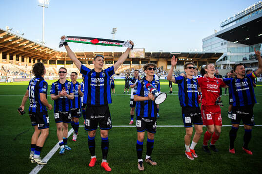 Sirius Yousef Salech jublar med lagkamrater