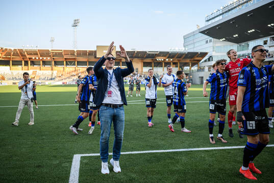 Sirius klubbdirektör Christer Abrahamsson jublar med spelare