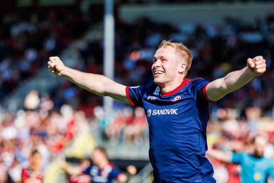 Sandvikens IFs James Joseph Kirby jublar efter 0-2