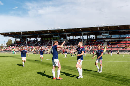 Sandvikens IFs James Joseph Kirby jublar med lagkamrater efter 0-2