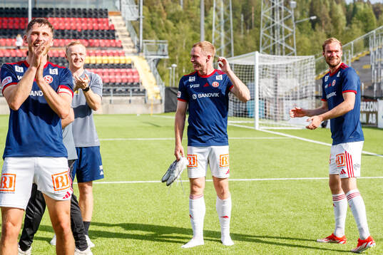 Sandvikens IFs James Joseph Kirby jublar