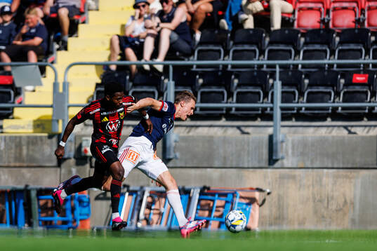 Östersunds Michael Aduragbemi Oluwayemi i kamp med Sandvikens IFs Daniel Söderberg