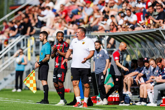 Östersunds huvudtränare Magnus Powell reagerar