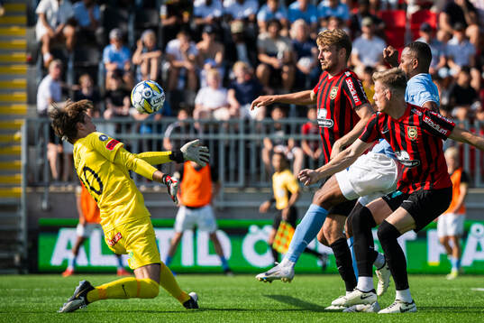 Malmö FFs Isaac Kiese Thelin och målvakt Filip Sidklev