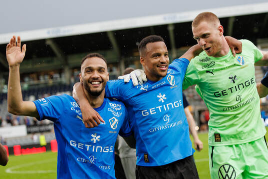 Halmstads Vinicius Nogueira De Oliveira, Marcus Olsson och målvakt Tim Erlandsson jublar