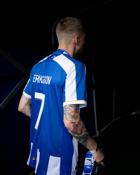 IFK Göteborgs Sebastian Eriksson lämnar planen på Gamla